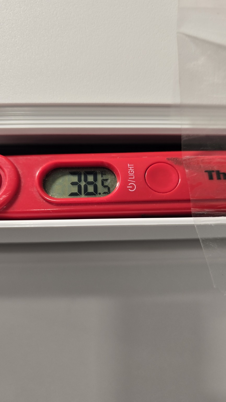 Thermometer showing 38.5 degree cooling discharge air